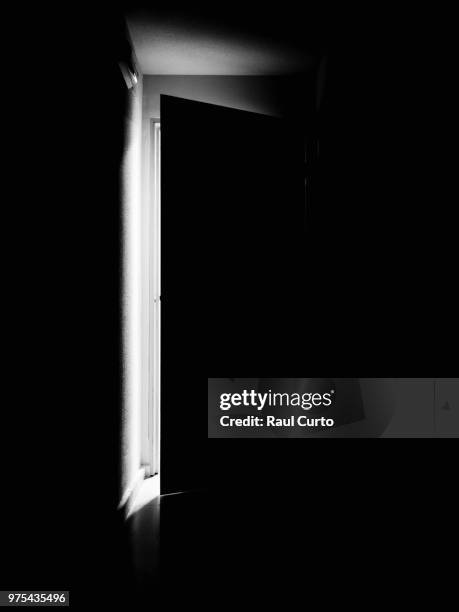 white thing on black background - curto stock-fotos und bilder