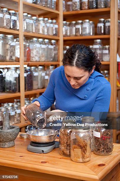 herbalist working measuring herbs - manchester vermont fotografías e imágenes de stock