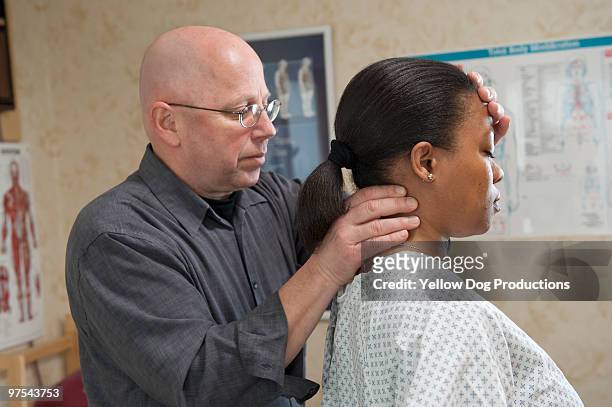 chiropractor helping patient - manchester vermont foto e immagini stock