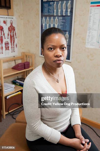 patient in chiropractor's office - manchester - vermont imagens e fotografias de stock