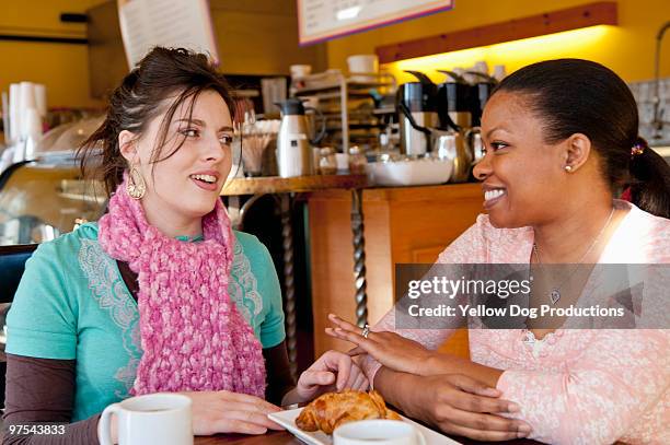 two women having coffee together - manchester vermont foto e immagini stock