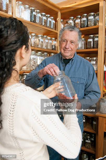 herbalist giving herbs to client - manchester vermont foto e immagini stock