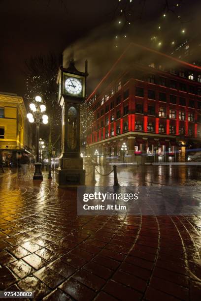 gastown steam clock on a rainy night vertical - gastown stock-fotos und bilder