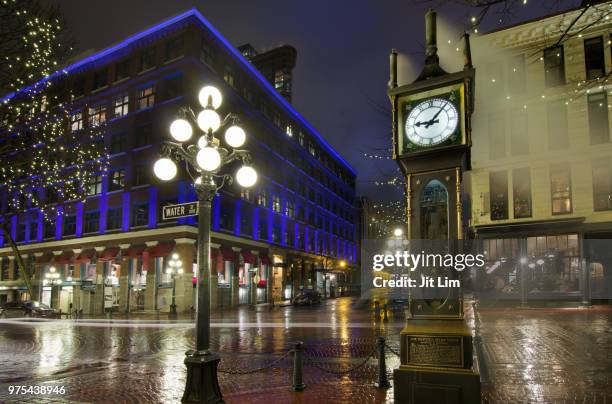 gastown steam clock on a rainy night - gastown stock-fotos und bilder