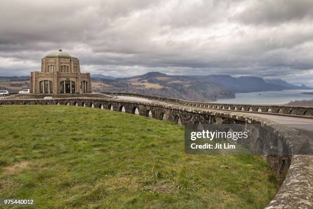 historic vista house on crown point in oregon - crown point imagens e fotografias de stock