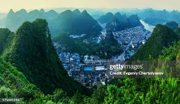 yangshuo landscape from above, guilin, yangshuo, china - yangshuo stock-fotos und bilder