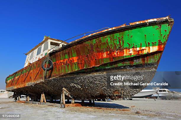 old rusty pitting boat, al wakra, qatar - arabian resto stock-fotos und bilder