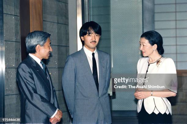 Prince Fumihito is seen off by Crown Prince Akihito and Crown Princess Michiko at Akasaka Palace on August 7, 1988 in Tokyo, Japan.