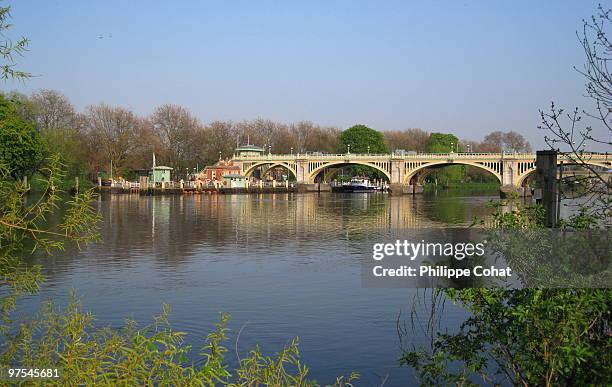 richmond lock, west london. - richmond upon thames stock pictures, royalty-free photos & images