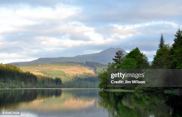 ben lomond from loch ard - ben lomond stock-fotos und bilder