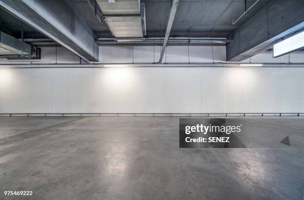 empty pit garage - blank sign stock-fotos und bilder