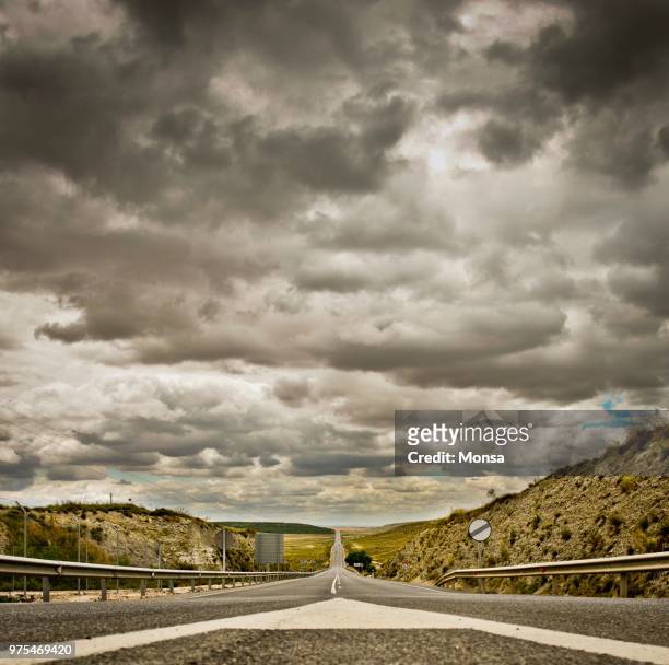 camino a la tormenta - tormenta stock pictures, royalty-free photos & images