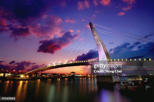 taiwan le bridge at night - taipei stock pictures, royalty-free photos & images