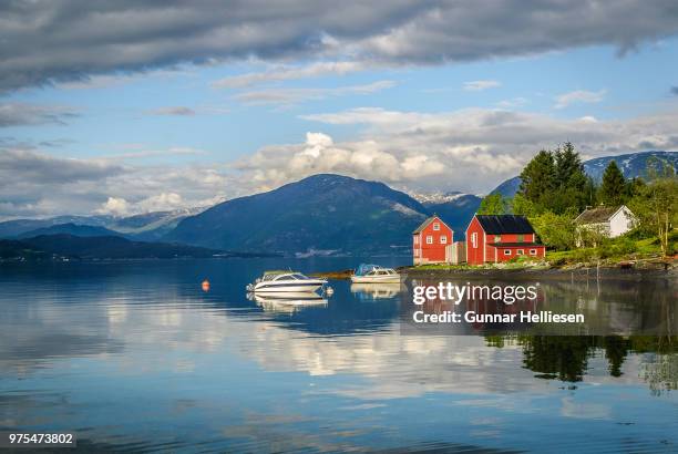 mirror fjord - gunnar helliesen fotografías e imágenes de stock