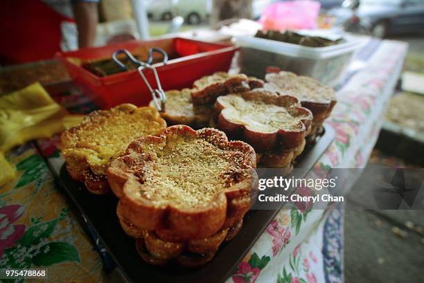 ramadan market - kuih pandan bakar - perak state stock pictures, royalty-free photos & images