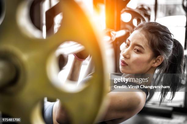 bodybuilding woman - battle rope stock pictures, royalty-free photos & images