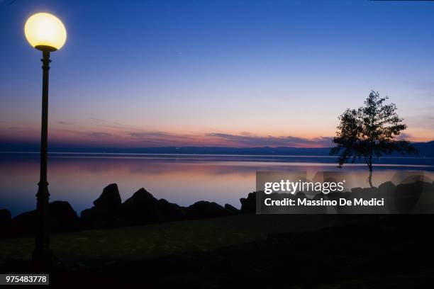 imbrunire sul lago di bracciano - imbrunire stock pictures, royalty-free photos & images