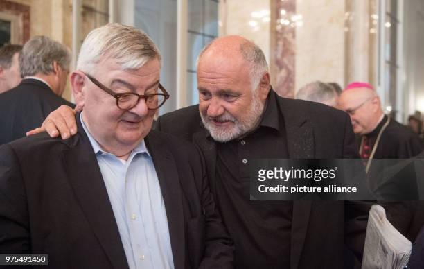 May 2018, Germany, Stuttgart: Former German foreign minister Joschka Fischer and Rezzo Schlauch in converstaion during a reception marking the 70th...
