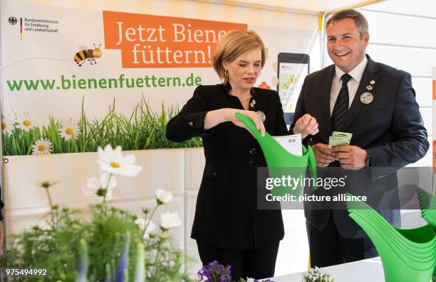 May 2018, Germany, Berlin: Julia Kloeckner , German Minister for Food and Agriculture, and Slovenian Agriculture Minister Dejan Zidan look at the...