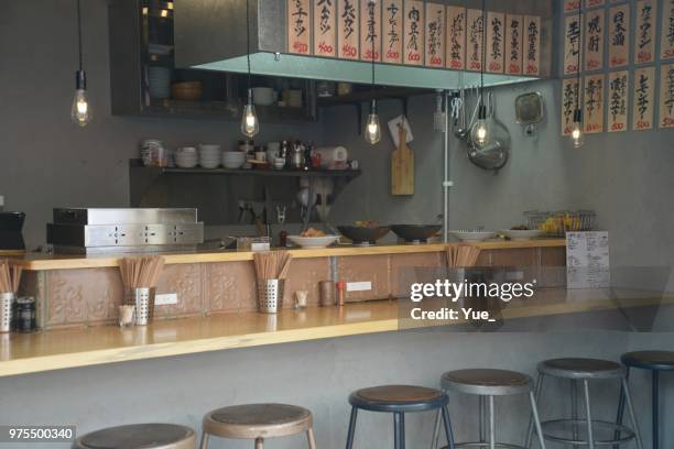 izakaya, japon pub o restaurante de estilo japones - edificio de hostelería fotografías e imágenes de stock