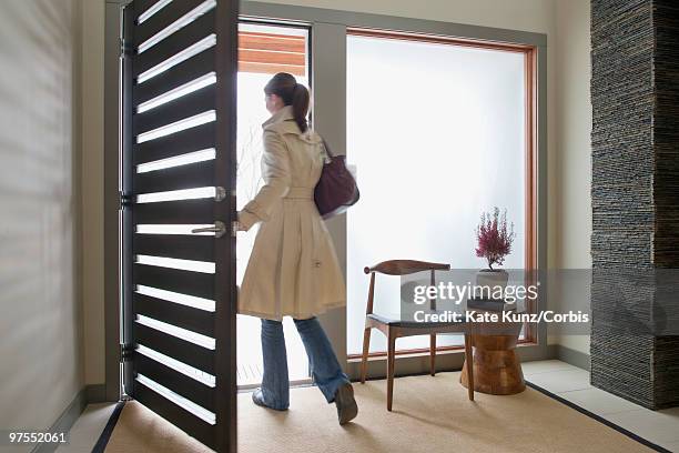 woman going to work - house for sale fotografías e imágenes de stock