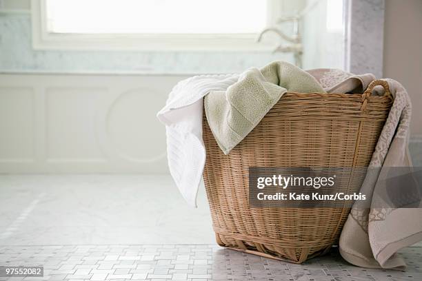 dirty laundry in basket - domestic bathroom - fotografias e filmes do acervo