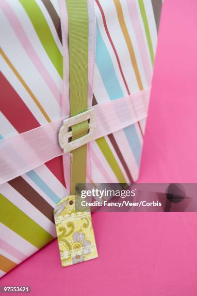 gift tag on wrapped box - gift box tag stockfoto's en -beelden