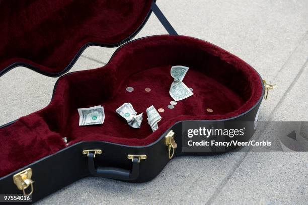 guitar case with cash - guitar case fotografías e imágenes de stock