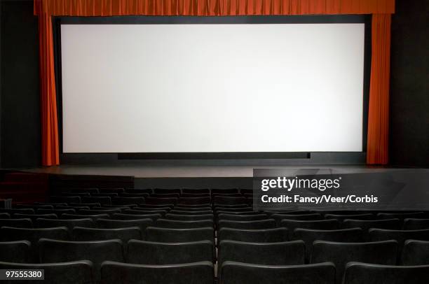 empty theater with blank screen - kinosaal stock-fotos und bilder