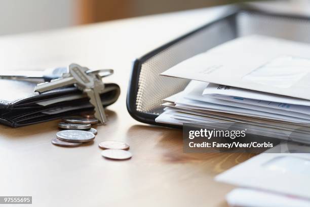 wallet and keys near inbox - inbox filing tray stockfoto's en -beelden