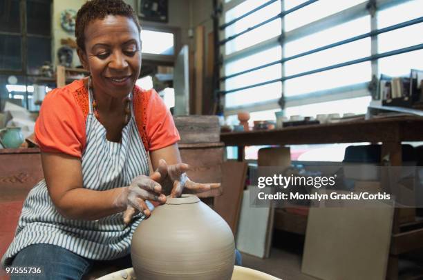 potter working in studio - potters wheel stock pictures, royalty-free photos & images