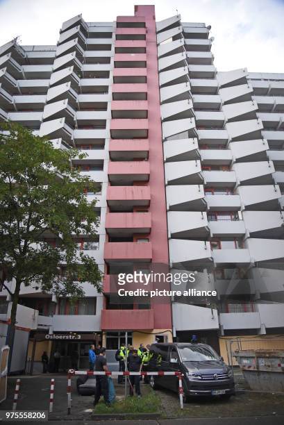 June 2018, Germany, Cologne: Police officers and employees of the Robert Koch Institute standing before the residential complex Osloerstr. 3 in...