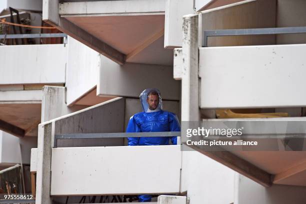 Nordrhein-Westfalen, Köln: Ein BKA Beamter in Schutzkleidung steht in dem Wohnkomplex Osloerstr. 3 in Köln-Chorweiler auf einem Balkon. Nach dem Fund...