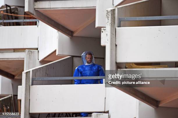 Nordrhein-Westfalen, Köln: Ein BKA Beamter in Schutzkleidung steht in dem Wohnkomplex Osloerstr. 3 in Köln-Chorweiler auf einem Balkon. Nach dem Fund...