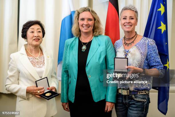 June 2018, Germany, Munich: Kerstin Schreyer , Minister for Family and Labor of the state of Bavaria, presenting Kazuko Yamakawa and Sonja Zietlow,...