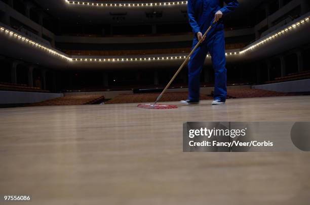 janitor sweeping stage - unterer teil stock-fotos und bilder