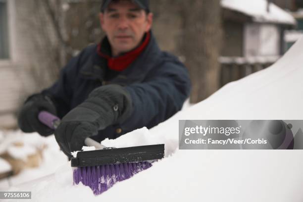 scraping ice off the windshield - auto mieten stock pictures, royalty-free photos & images