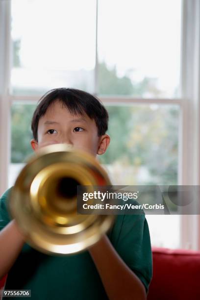 boy playing the trumpet - cheveux cuivre photos et images de collection