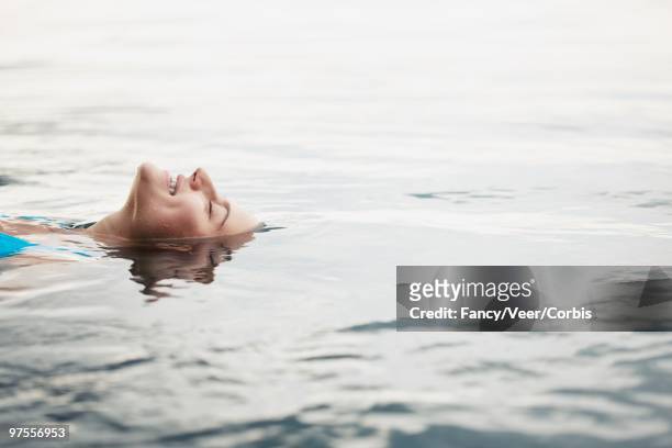 woman in water - superexposto - fotografias e filmes do acervo