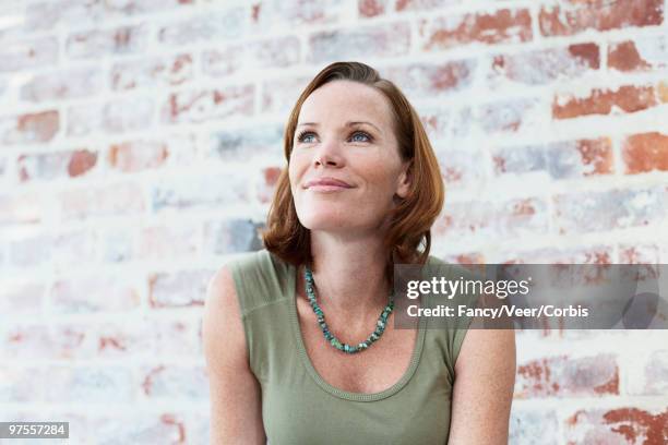 woman looking up - camisa sin mangas fotografías e imágenes de stock