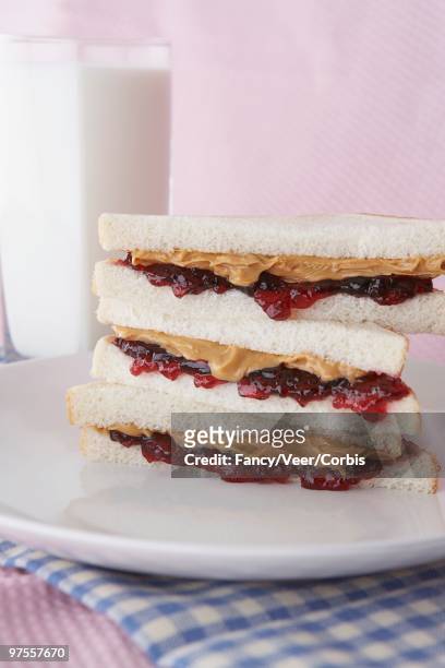 peanut butter and jelly sandwiches - peanut butter and jelly stockfoto's en -beelden