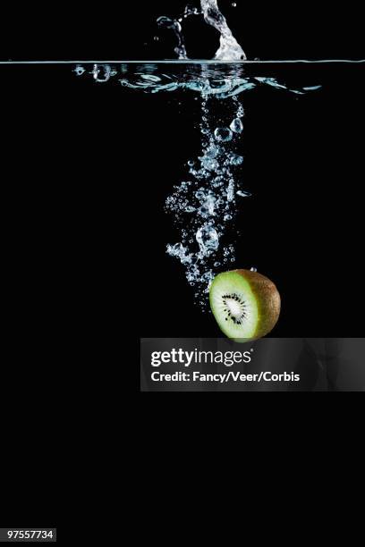 kiwifruit in water - half underwater foto e immagini stock