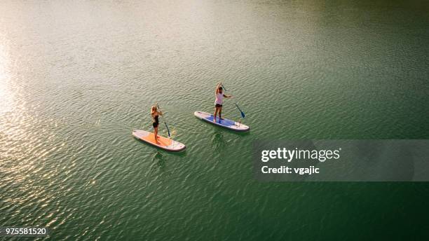 - paddleboarding - couple see stock-fotos und bilder