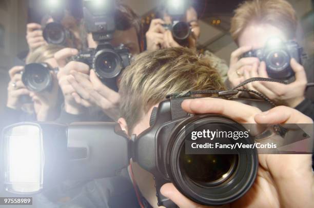 paparazzi taking photographs of celebrity - photographie numérique photos et images de collection