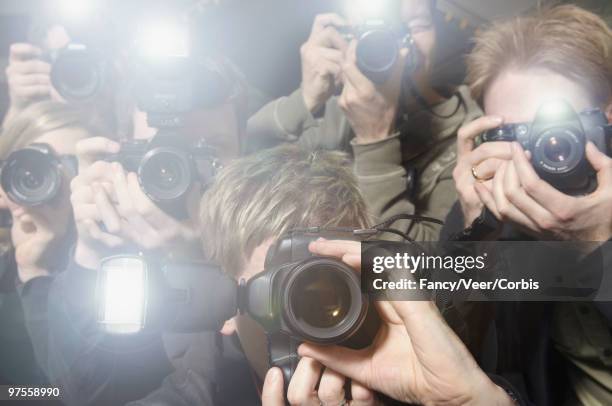paparazzi taking photographs of celebrity - photographie numérique photos et images de collection
