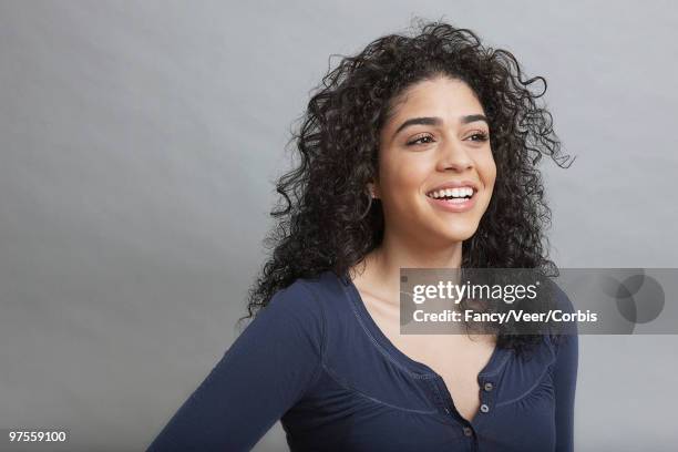 young woman laughing - alleen één jonge vrouw stockfoto's en -beelden