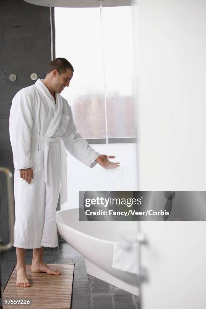 man in bathroom - bath mat stockfoto's en -beelden