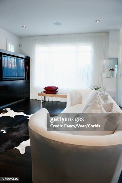 couch with curved arms and flat screen tv - lcd tv stock pictures, royalty-free photos & images