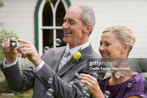 proud parents at wedding - photographie numérique photos et images de collection