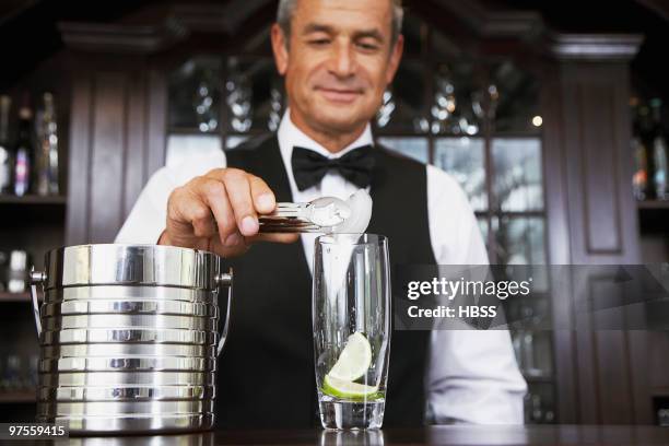 bartender preparing cocktail - capelli ghiaccio foto e immagini stock